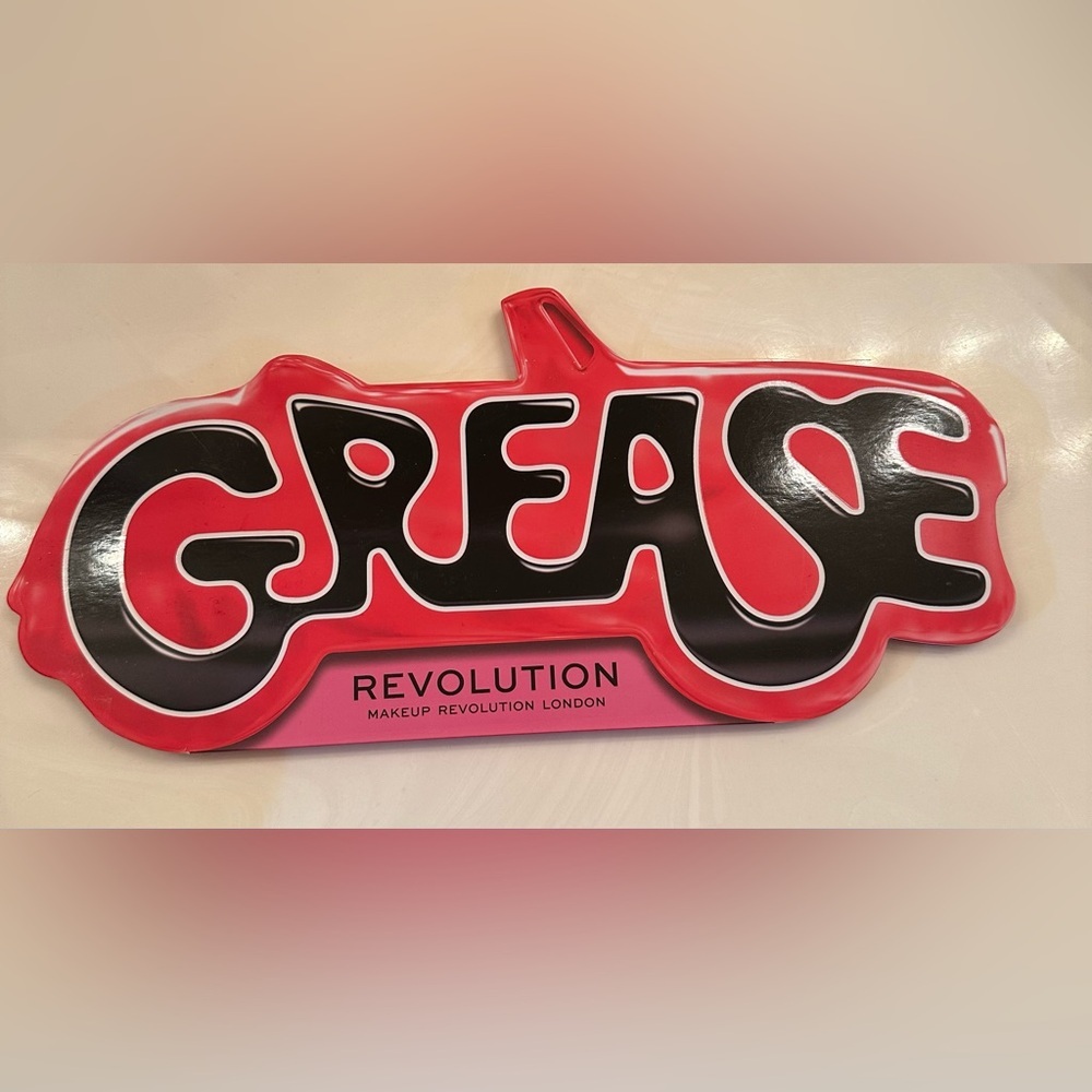 🆕 Grease eyeshadow pallet Revolution 18 colors